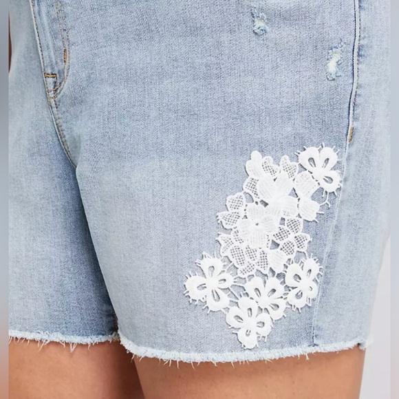 Lane Bryant Jean Midrise Shorts White Applique Lace Detail NWT Size 14 - Picture 2 of 8
